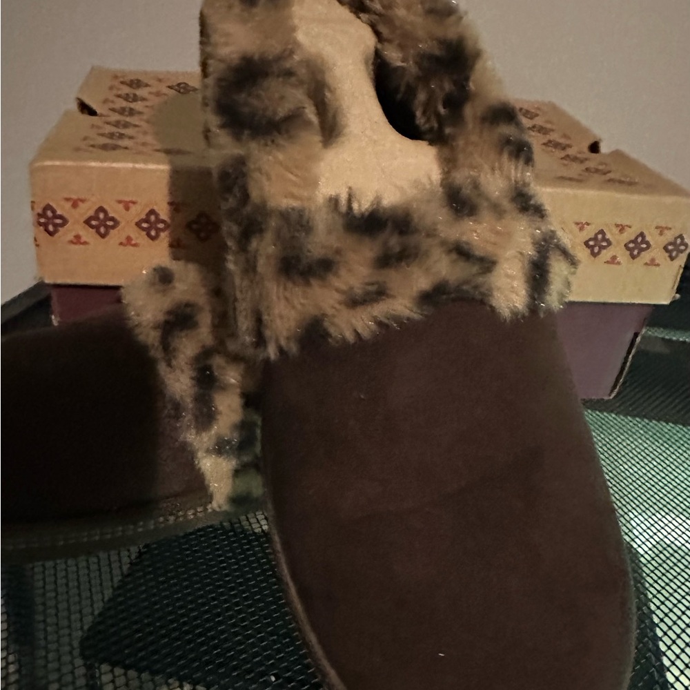Sketchers Brown Suede Frisky Gal shoe/slippers with Faux Fur Lining - Picture 2 of 4